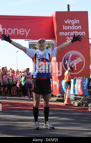 Londres, Royaume-Uni. 21 avril, 2013. Le célèbre chef Michel Roux vu à Blackheath au début de l'édition du Virgin London Marathon. Crédit David Mbiyu/Alamy Live News Banque D'Images