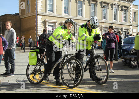 Londres, Royaume-Uni. 21 avril, 2013. Les coureurs de marathon se préparent à se lancer dans la course de 26km Blackheath au début de l'édition du Virgin London Marathon. Chaque année, l'argent recueilli par le marathon est donné au Marathon de Londres Charitable Trust. Plus de 35 000 coureurs sont dues à prendre part à la course, qui démarre à Blackheath, dans le sud-est de Londres, et se termine près de Buckingham Palace. Banque D'Images