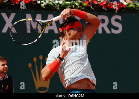 Monte Carlo, Monaco. 21 avril, 2013. Rafael Nadal en action contre Novak Djokovic lors de l'ATP Monte Carlo Rolex Masters du Monte Carlo Country Club. Djokovic terminé invaincu de Nadal à Monte Carlo exécuter comme il a remporté le premier set 6-2, avant de prendre la deuxième série 7-6 (7-1). Banque D'Images