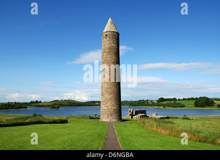 L'île de Devenish, site monastique, Tour Ronde, Lower Lough Erne en Irlande du Nord, comté de Fermanagh Banque D'Images