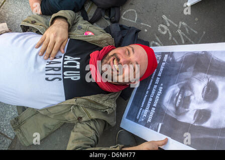 Paris, France les groupes LGBT, les associations de droits gay protestent contre la montée de la violence homophobe et en soutien aux activistes ACT Up des volontaires « ie in » en Europe, affiche d'action Banque D'Images