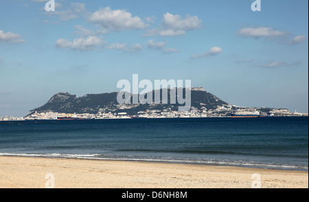 Rocher de Gibraltar vue depuis une plage espagnole Banque D'Images