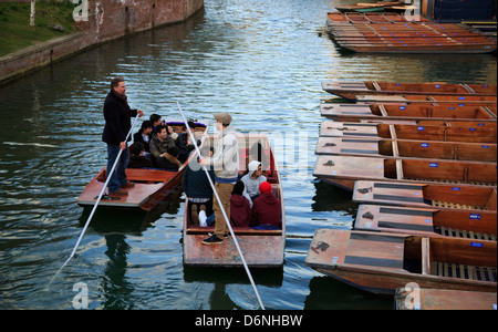 Les étudiants chinois barques le long de la rivière Cam, Cambridge, Angleterre Banque D'Images