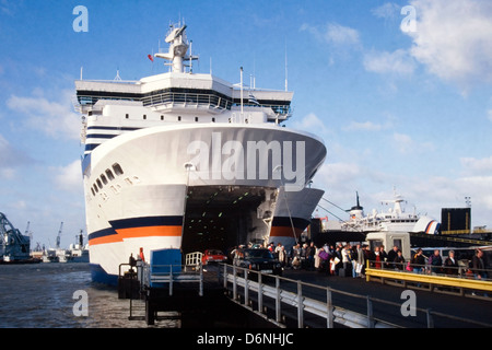 Les passagers débarquent de Brittany Ferries mv bretagne amarré à Portsmouth Banque D'Images