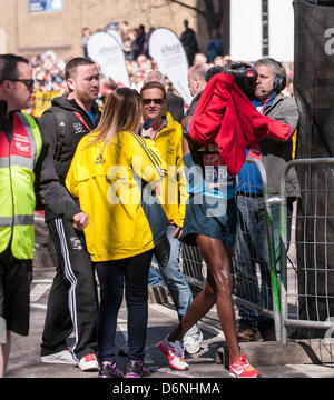 Londres, East Smithfield, 21 avril 2013. Mo Farah, le somalien né et de l'équipe Go double médaillé aux Jeux Olympiques de dans le 5 000m et 10 000m en 2012 à Londres, met son sweat du promoteur après avoir terminé sa course, juste avant de m 13. Avant la course Farah avait dit qu'il voulait rester avec l'élite hommes coureurs de marathon jusqu'à mi-chemin et il a fait exactement cela. Banque D'Images