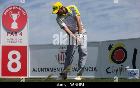 Valence, Espagne. 21 avril, 2013. Sergio Garcia, de l'Espagne tees off sur 8 trous au cours de la quatrième ronde de l'Open espagnol du Golf El Saler. Banque D'Images