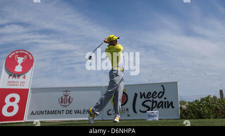 Valence, Espagne. 21 avril, 2013. Sergio Garcia, de l'Espagne tees off sur 8 trous au cours de la quatrième ronde de l'Open espagnol du Golf El Saler. Banque D'Images