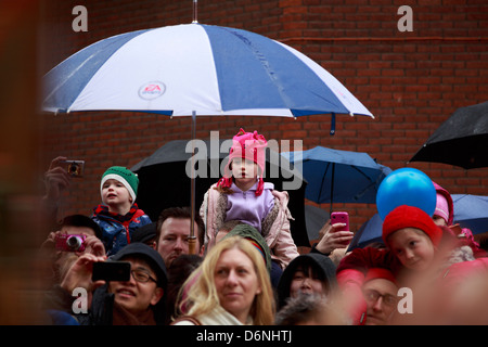 Les gens qui regardent un spectacle de danse du lion dans Chinatown de Londres pendant le Nouvel An chinois 2013 Banque D'Images