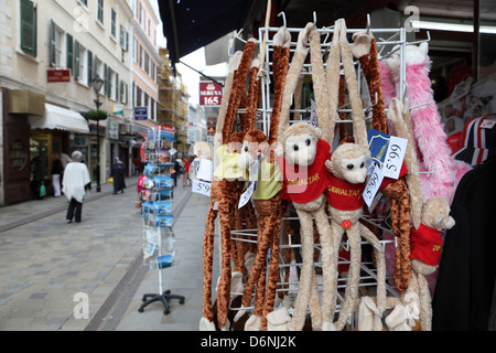 Souvenirs à vendre dans la rue principale à Gibraltar Banque D'Images