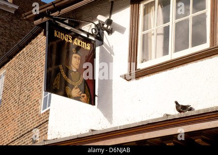 Le signe pour le Kings Arms pub à York montrant une photo du roi Richard iii, Yorkshire UK Banque D'Images