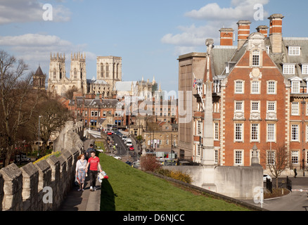 Personnes marchant sur les vieux murs de la ville de York en été, York Minster et le Grand Hotel en arrière-plan, York UK Banque D'Images