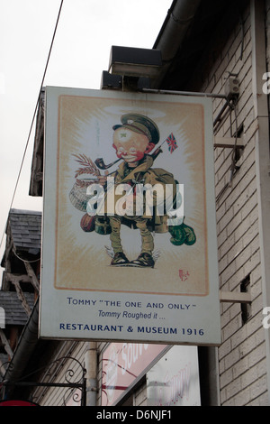 Inscrivez-vous à l'extérieur du restaurant 'Le Tommy' et 1916 dans Poziers musum, Somme, France. Banque D'Images