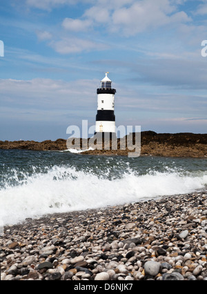 Penmon phare et la rive, le sud-est de l''Anglesey Banque D'Images