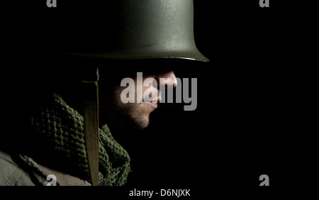 Portrait de profil d'un WW2 soldat américain contre un fond noir. Banque D'Images