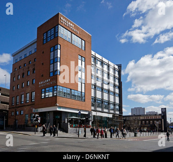 Appartements Galerie bâtiment par la station de bus vu de coin de rue et du Nil occidental Killermont Street à Glasgow en Écosse Banque D'Images