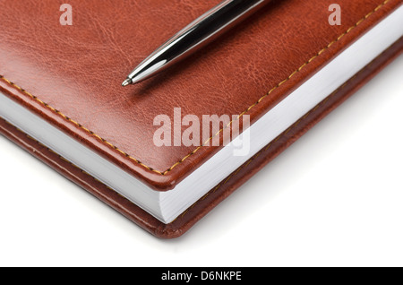 L'ordinateur portable en cuir marron avec un crayon blanc sur Banque D'Images