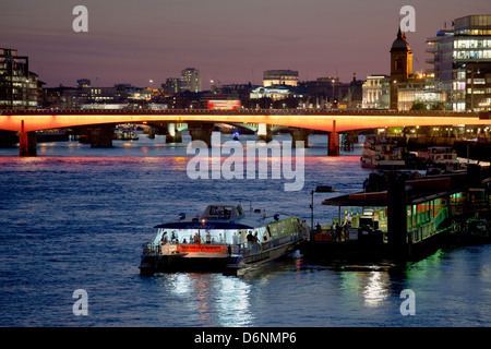 Londres, Royaume-Uni, vue de Tower Bridge à Londres le pont, côté nord droit Banque D'Images