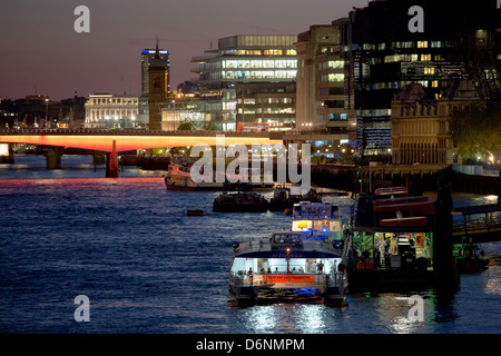 Londres, Royaume-Uni, vue de Tower Bridge à Londres le pont, côté nord droit Banque D'Images