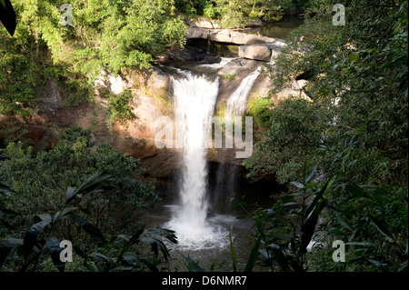 Nakhon Ratchasima, Thaïlande, Nam Tok Haew Suwat Cascade dans le parc national Khao Yai Banque D'Images