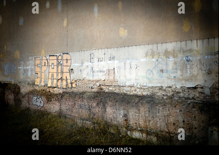 Berlin, Allemagne, mur de feu avec des taches de peinture et graffiti Banque D'Images