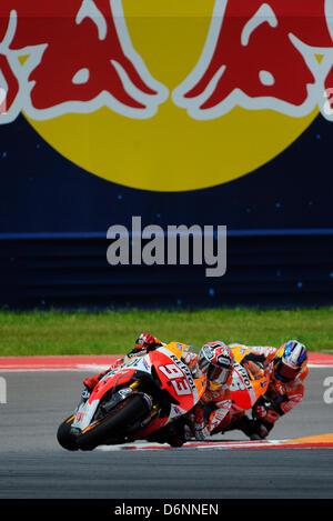 Austin, Texas, États-Unis. 21 avril, 2013. MARC MÁRQUEZ (93) conduit son coéquipier Dani Pedrosa (26) dans les derniers tours de la Red Bull Moto GP sur le circuit de Les Amériques le dimanche. (Crédit Image : Photo : Ralph Lauer/ZUMAPRESS.com/Alamy Live News) Banque D'Images