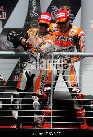 Austin, Texas, États-Unis. 21 avril, 2013. Coéquipiers Dani Pedrosa (L) deuxièmement, et Marc Márquez (R) d'abord, fêter leur équipe un deux terminer dans la Red Bull Moto GP sur le circuit de Les Amériques le dimanche. (Crédit Image : Photo : Ralph Lauer/ZUMAPRESS.com/Alamy Live News) Banque D'Images