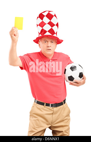 Mature en colère football fan tenant une carte jaune et ballon de soccer isolé sur fond blanc Banque D'Images