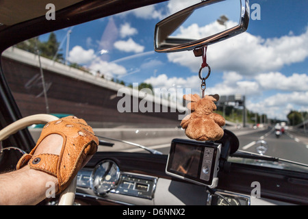 Berlin, Allemagne, main maennliche au volant d'une Mercedes Ponton 1958 Banque D'Images