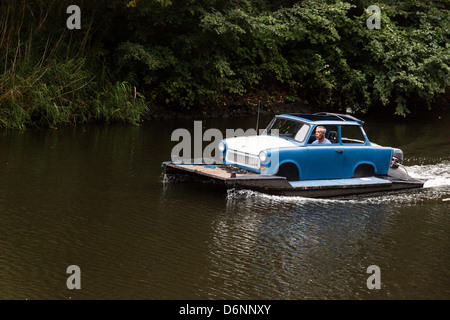 Berlin, Allemagne, radeau avec Trabi comme un taxi dans la chaîne de la Pohlesee Stölpchensee Banque D'Images