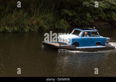 Berlin, Allemagne, radeau avec Trabi comme un taxi dans la chaîne de la Pohlesee Stölpchensee Banque D'Images