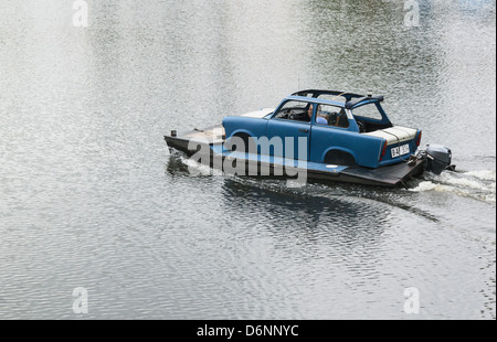 Berlin, Allemagne, radeau avec Trabi comme une cabine sur le Stölpchensee Banque D'Images