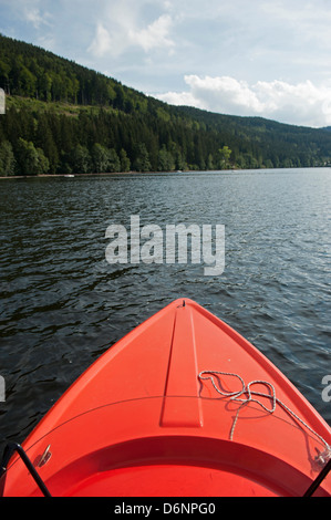 Titisee-Neustadt, Allemagne, la pointe d'un pédalo sur le lac Titisee Banque D'Images