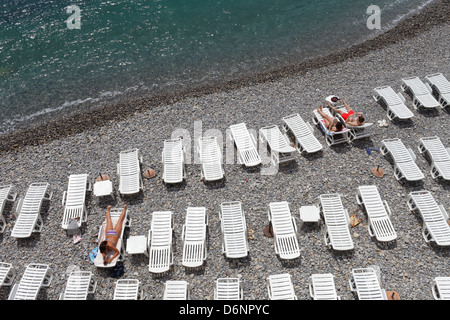 Nice, France, les baigneurs sur les transats sur la plage de Nice Banque D'Images