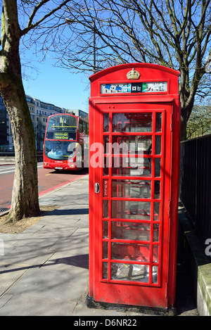 Boîte de téléphone rouge et London bus à double étage, Knightsbridge, London, Greater London, Angleterre, Royaume-Uni Banque D'Images
