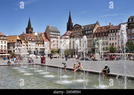 Strasbourg, France, fontaines et les gens autour de la Place Kléber Banque D'Images