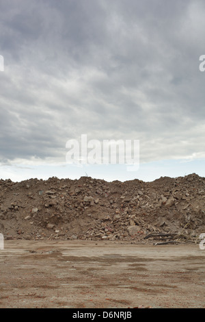 Berlin, Allemagne, des tas de gravats sur le terrain de l'usine démolie Freudenberg Banque D'Images