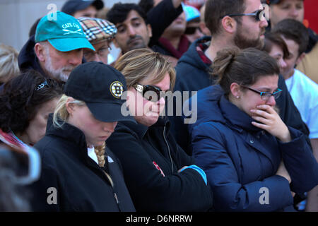 Boston, Massachusetts, USA. 21 avril, 2013. Des milliers de personnes se rassemblent pour une veillée de prière pour les victimes des attentats du Marathon de Boston sur Boylston Street dimanche. (Crédit Image : Crédit : Nicolaus Czarnecki/ZUMAPRESS.com/Alamy Live News) Banque D'Images