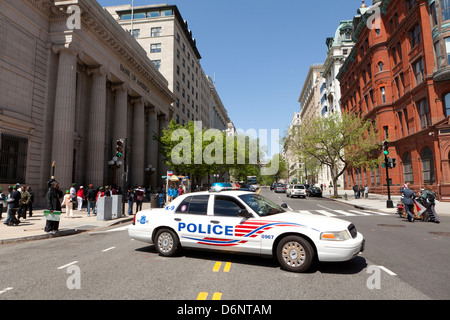 Voiture de police de bloquer le trafic de la rue - Washington, DC USA Banque D'Images