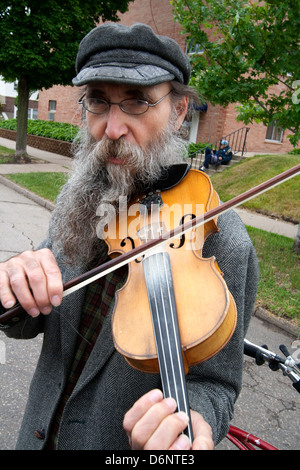 Monsieur plus âgé avec longue barbe grise jouant du violon dans la rue. Grand Old Day Festival. St Paul Minnesota MN USA Banque D'Images