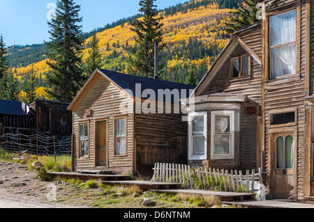 Maison avec baie vitrée, feuillage de l'automne, Saint Elmo, Sawatch, montagnes du Colorado. Banque D'Images