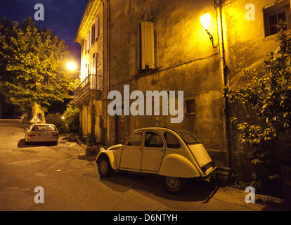 Saignon, France, l'éclairage de rue et parking Citroën 2 CV dans les rues Banque D'Images