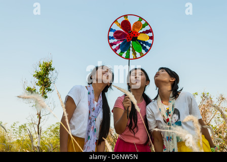 Filles Thai asiatique souffle sur la roue crantée. Banque D'Images