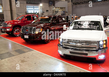 Chiba, Japon. 21 avril, 2013. Le 'Nouveau style de l'auto sur mesure suivant 2013' pour le 5ème temps de Makuhari Messe pour montrer les voitures personnalisées de luxe (Lamborghini, Maserati, Cadillac, Honda, Chevrolet, etc) qui sont en concurrence dans 16 différentes 'Nouveau Style' catégories. L'exposition met belle Go-Go dancers qui jouent sur la scène et de poser pour les caméras de visiteurs. La voiture implique l'ultime de la technologie dans l'éclairage, système audio et vidéo ; accessoires de voiture, jantes et de nouveaux modèles sur châssis, tout pour les voitures de luxe personnalisées.o Reyes Marin/AFLO) Banque D'Images