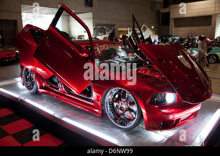 Chiba, Japon. 21 avril, 2013. Le 'Nouveau style de l'auto sur mesure suivant 2013' pour le 5ème temps de Makuhari Messe pour montrer les voitures personnalisées de luxe (Lamborghini, Maserati, Cadillac, Honda, Chevrolet, etc) qui sont en concurrence dans 16 différentes 'Nouveau Style' catégories. L'exposition met belle Go-Go dancers qui jouent sur la scène et de poser pour les caméras de visiteurs. La voiture implique l'ultime de la technologie dans l'éclairage, système audio et vidéo ; accessoires de voiture, jantes et de nouveaux modèles sur châssis, tout pour les voitures de luxe personnalisées.o Reyes Marin/AFLO) Banque D'Images