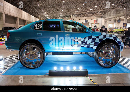 Chiba, Japon. 21 avril, 2013. Le 'Nouveau style de l'auto sur mesure suivant 2013' pour le 5ème temps de Makuhari Messe pour montrer les voitures personnalisées de luxe (Lamborghini, Maserati, Cadillac, Honda, Chevrolet, etc) qui sont en concurrence dans 16 différentes 'Nouveau Style' catégories. L'exposition met belle Go-Go dancers qui jouent sur la scène et de poser pour les caméras de visiteurs. La voiture implique l'ultime de la technologie dans l'éclairage, système audio et vidéo ; accessoires de voiture, jantes et de nouveaux modèles sur châssis, tout pour les voitures de luxe personnalisées.o Reyes Marin/AFLO) Banque D'Images