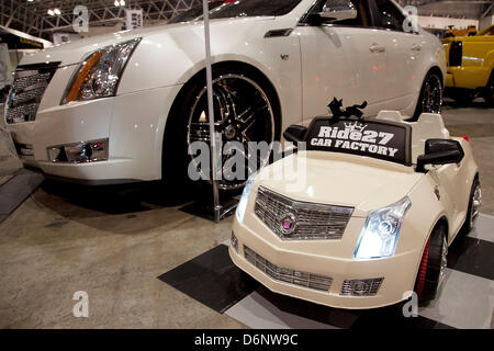 Chiba, Japon. 21 avril, 2013. Le 'Nouveau style de l'auto sur mesure suivant 2013' pour le 5ème temps de Makuhari Messe pour montrer les voitures personnalisées de luxe (Lamborghini, Maserati, Cadillac, Honda, Chevrolet, etc) qui sont en concurrence dans 16 différentes 'Nouveau Style' catégories. L'exposition met belle Go-Go dancers qui jouent sur la scène et de poser pour les caméras de visiteurs. La voiture implique l'ultime de la technologie dans l'éclairage, système audio et vidéo ; accessoires de voiture, jantes et de nouveaux modèles sur châssis, tout pour les voitures de luxe personnalisées.o Reyes Marin/AFLO) Banque D'Images