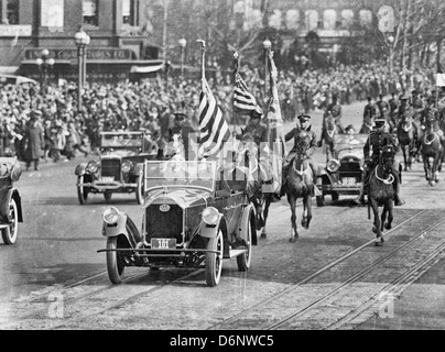 Le président Coolidge et autres équitation dans une voiture pendant la parade inaugurale, le 4 mars 1925 Banque D'Images