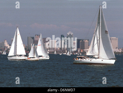 La baie de San Diego la voile avec ville en arrière-plan, le port en eau profonde sur l'océan Pacifique, doux climat tout au long de l'année, de vastes plages, Banque D'Images