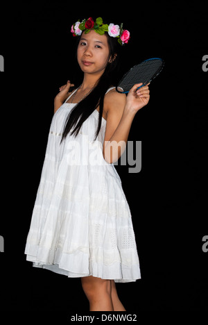 Asian Thai girl holding badminton racket est sur sa nuque. Banque D'Images