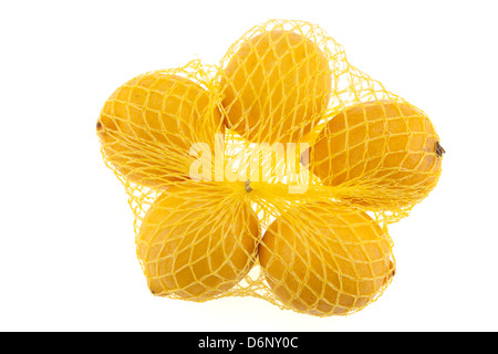 Cinq citrons dans un sac filet jaune Banque D'Images